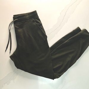 Lululemon joggers medium-thick weight nice deep secure pockets